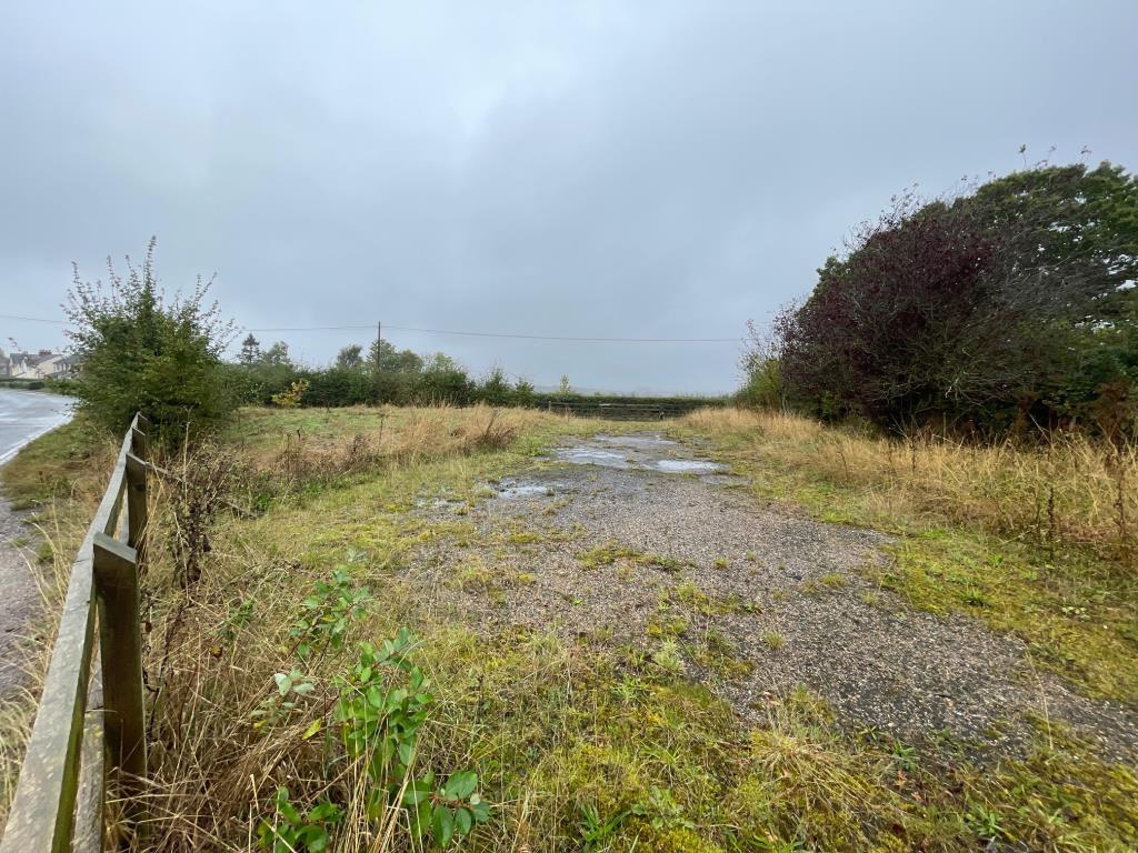 Lot: 114 - LAND WITH PLANNING PERMISSION FOR TRAVELLERS SITE - View of the land looking along Bardfield Road